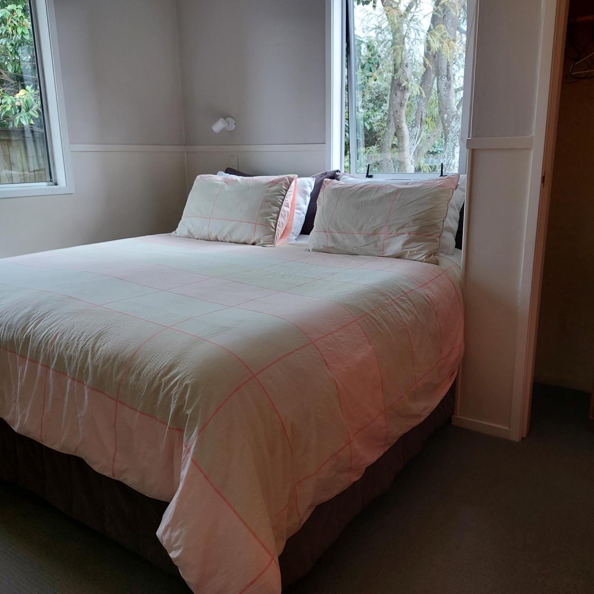 Bed And Breakfast Happy Home Taupo Accommodation מראה חיצוני תמונה